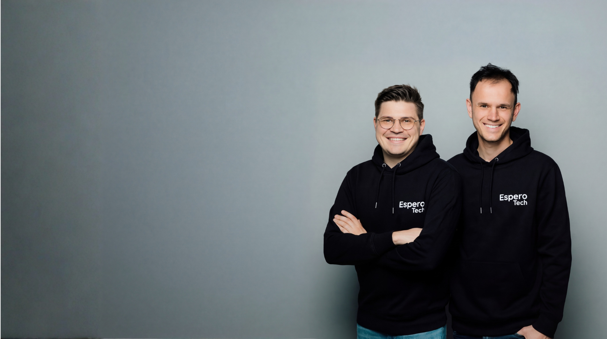 Jonathan und Daniel in schwarzen EsperoTech-Hoodies.